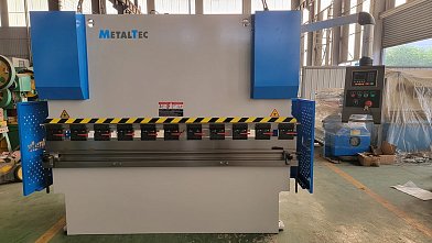 MetalTec HBM 125/2500 (Е22, инвертор заднего упора) гидравлический листогибочный пресс