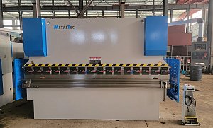 MetalTec HBM 125/3200M (E22, ручная компенсация прогиба, инвертор заднего упора) листогибочный гидравлический пресс