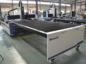 MetalTec 1530C (3000W) оптоволоконный лазерный станок для резки металла с ручной сменой рабочих столов