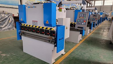 MetalTec HBM 125/3200M (Е22, ручная компенсация прогиба, инвертор заднего упора) листогибочный гидравлический пресс