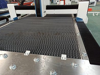 MetalTec 1530B оптоволоконный лазерный станок для резки металла